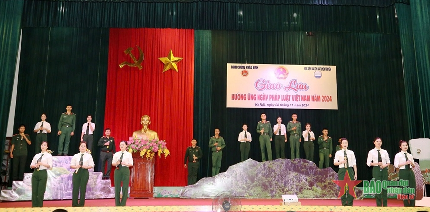 Binh chủng Pháo binh giao lưu hưởng ứng Ngày Pháp luật Việt Nam